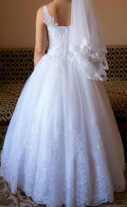 Vând rochie de mireasa+ crinolina 3 cercuri