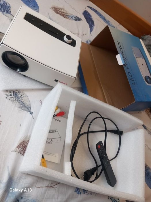 Videoproiector LOOSAFE YG430 WIFI - ca nou