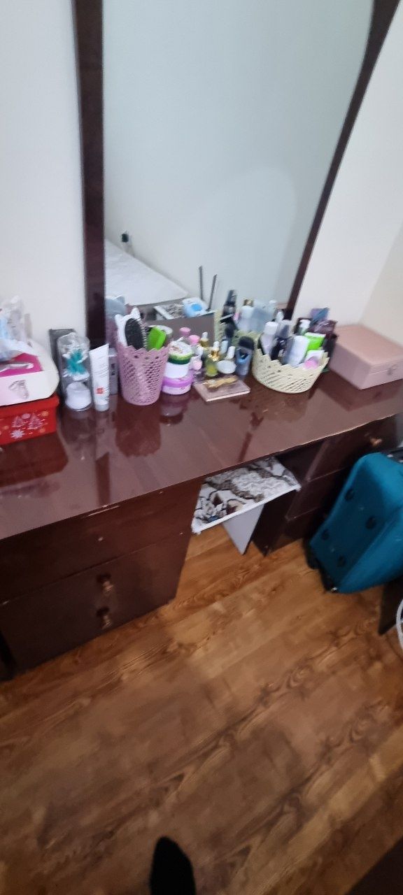 Spalniy, shifaner va pardoz oyna sotiladi
