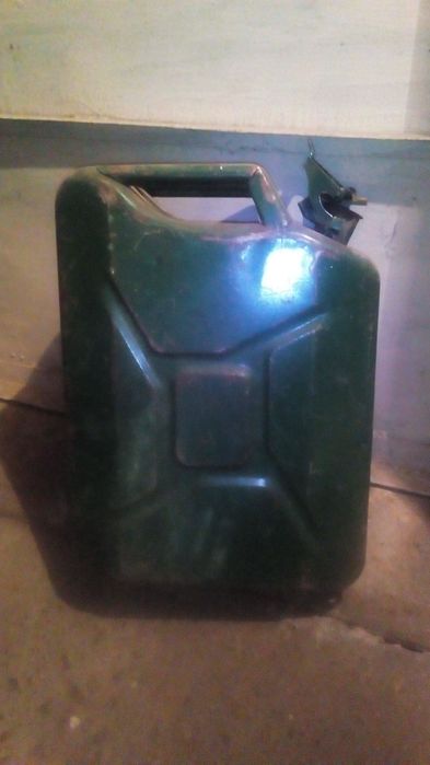 Продам канситру бу хорошем состоянии и бутули 10,20литровые стекляныет