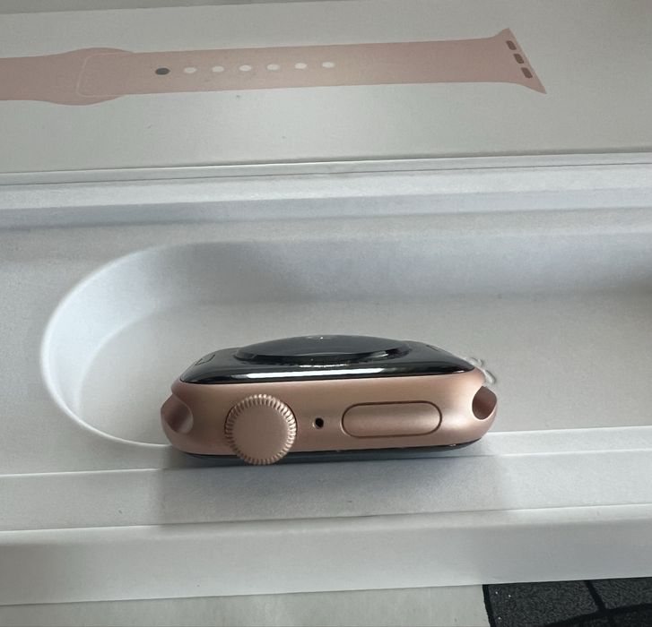 Apple Iwach SE 40mm gold aluminum Case Pink Sand Sport Band.
