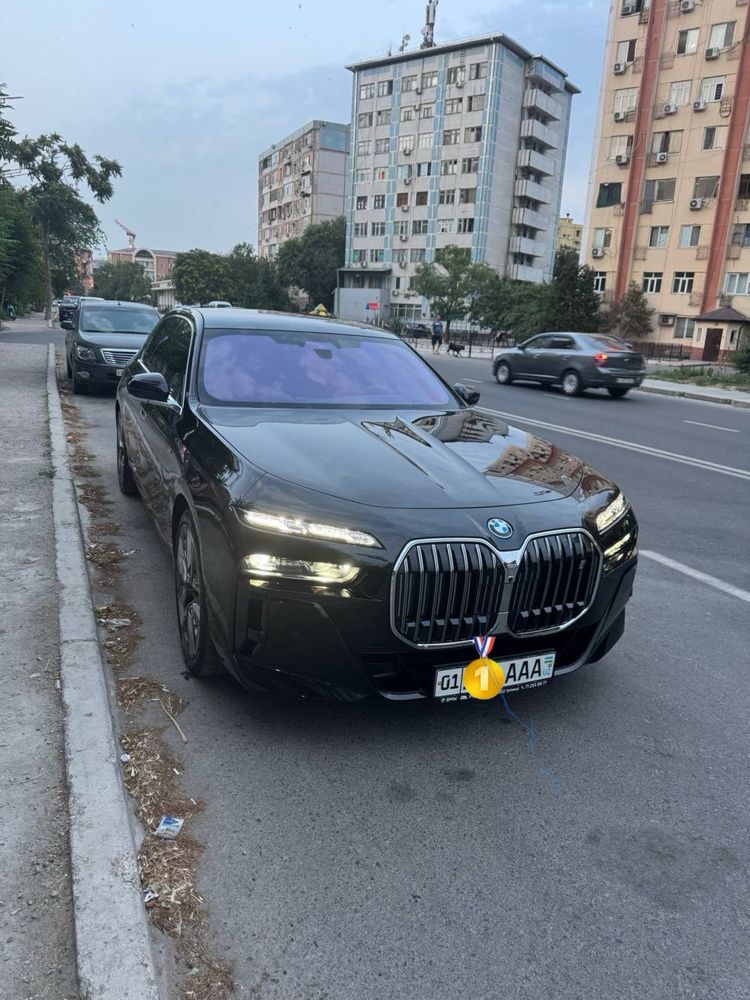 Автомобиль представительского класса BMW i760