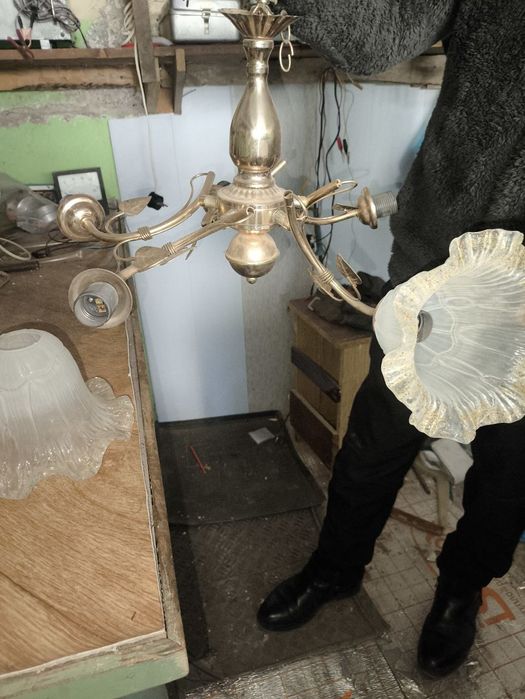 Продам люстры, самовывоз.