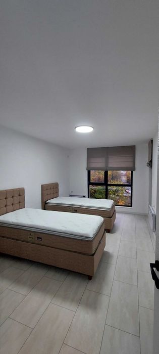 Дава се под наем Тристаен апартамент в Шумен, Тракия - 90 кв.м за 612 € - Снимка #2