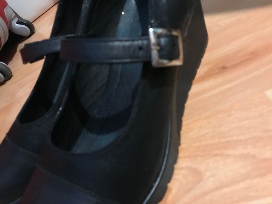 Сандал с дебел, нисък ток за 20 лв.- 40-ти номер.