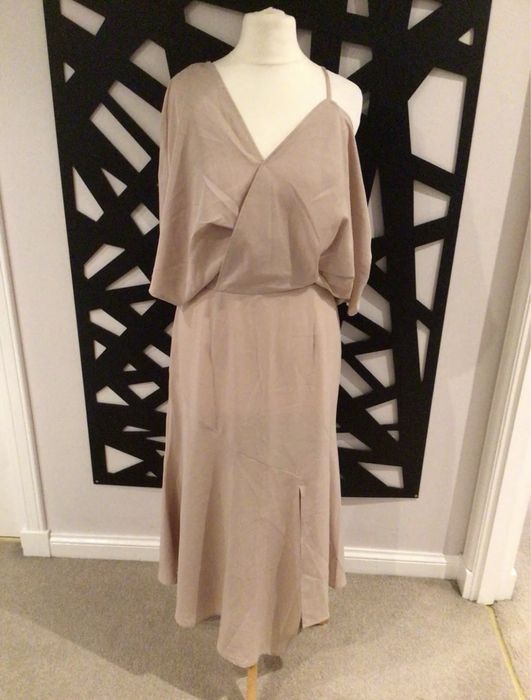 Lavish Alice рокля с голо рамо