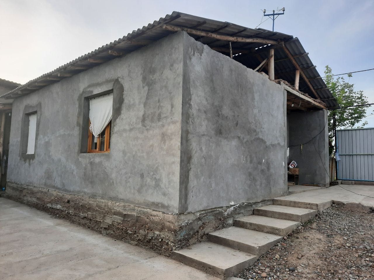 Uy-uchastka sotiladi
