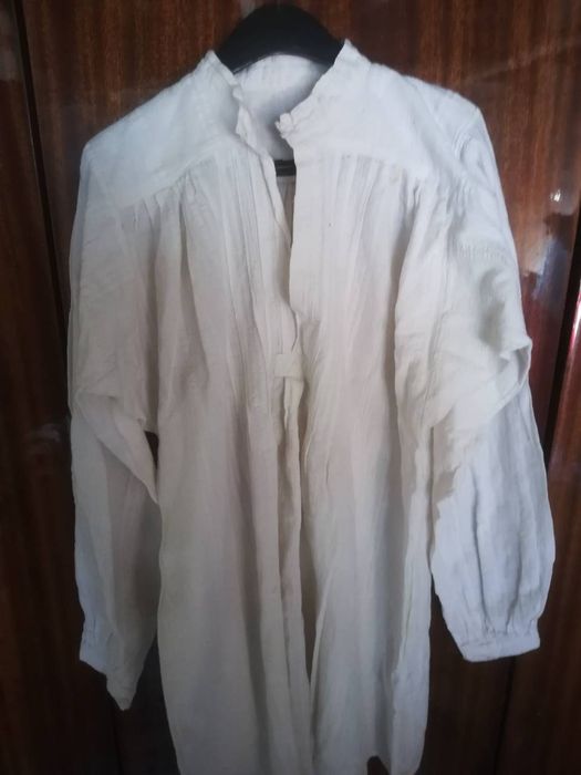 Продавам стари автентични ръчно изработени кенарени женски ризи