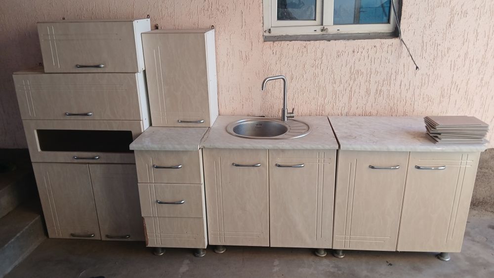 Продается уухонный гарнитур и диван срочно