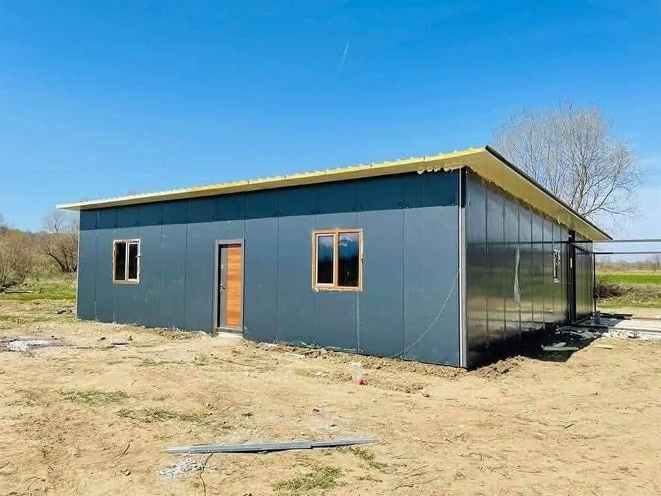 Vând case pe structura metalica