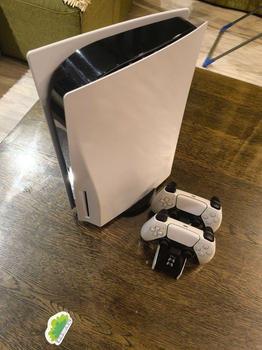 Продам Sony PS5,825Gb Rom, 16 Gb Ram.