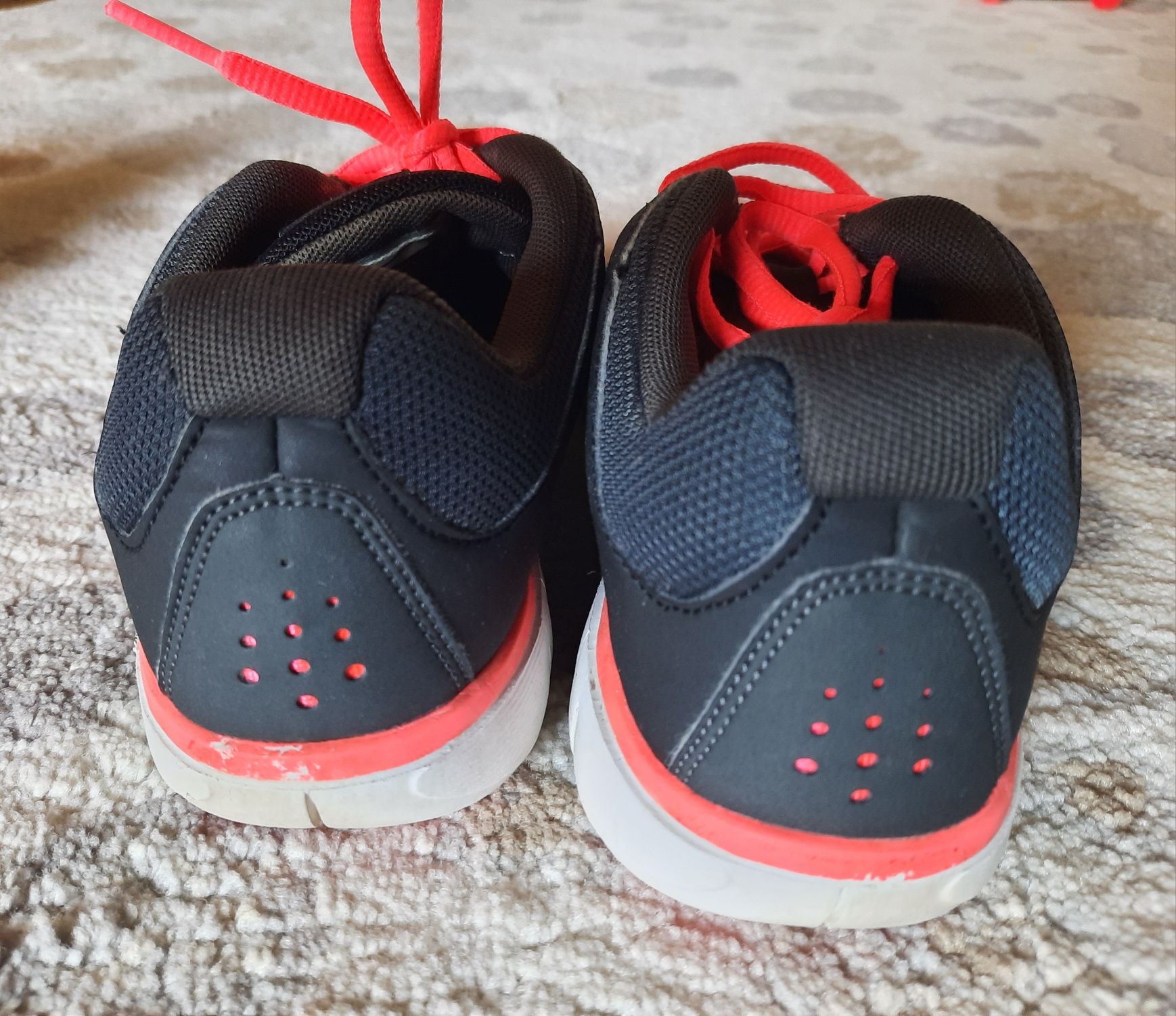 Маратонки NIKE 2 чифта, номер 38,5