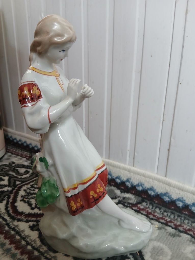 Фарфоровая статаэтка