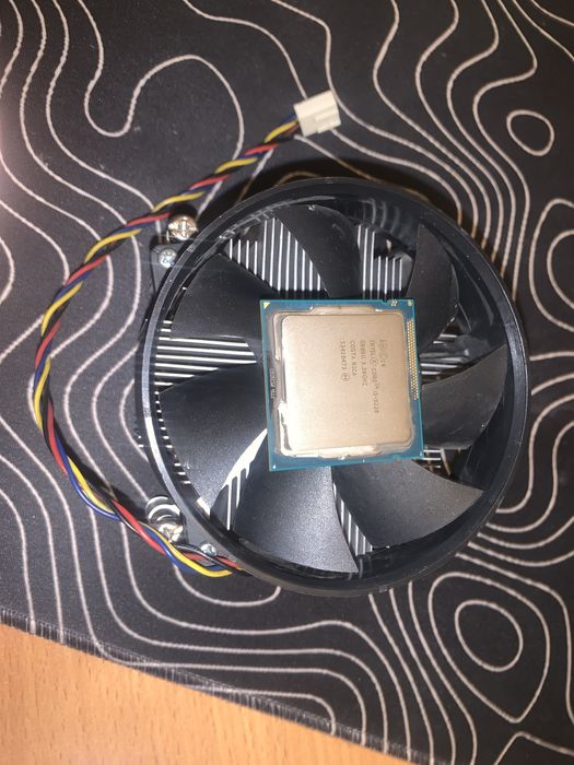 Процесор i3 3220 с кулером