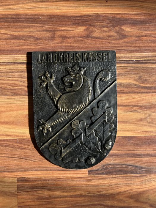 Герб с лъв от метал