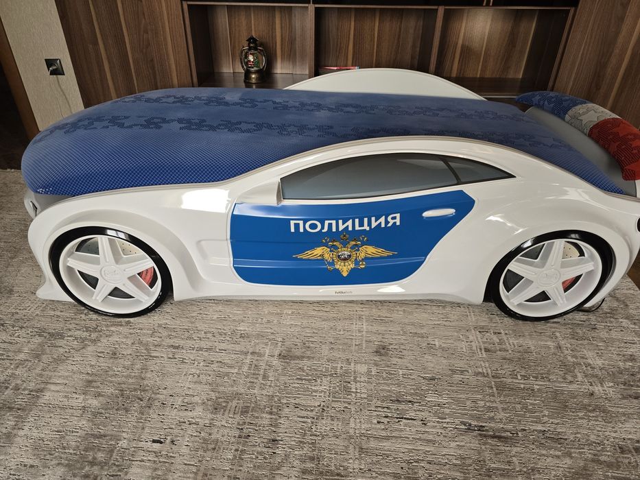 Детская кровать машина