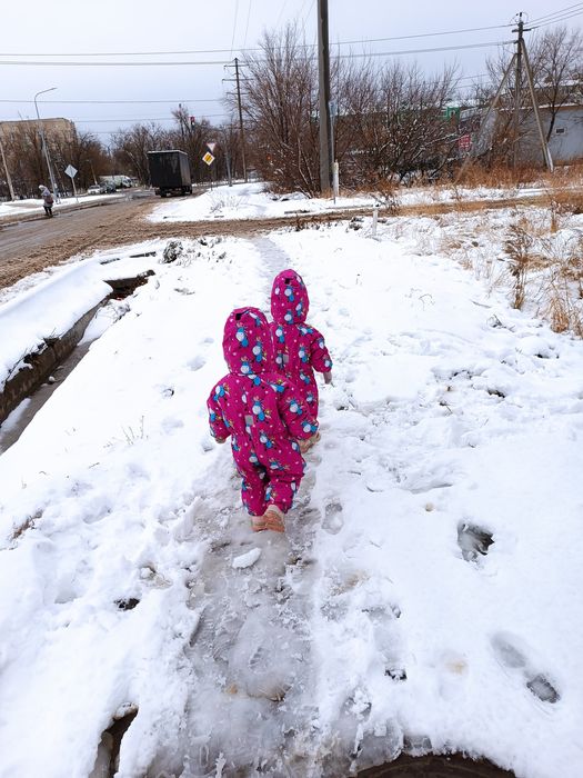 Екі қысқы комбинезон сатылады