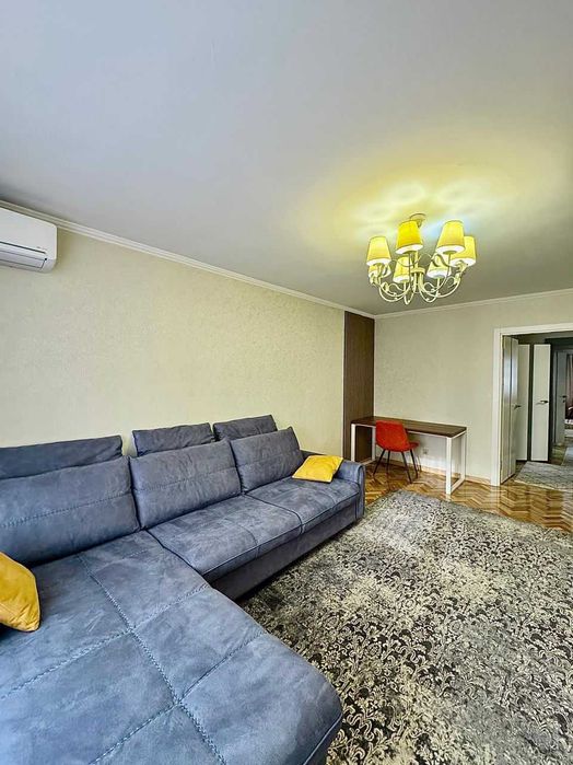 Тристаен имот в Студентски град