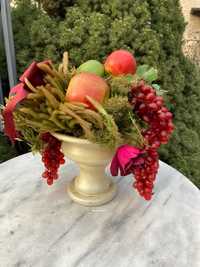 Флорална композиция от изкуствени цветя и плодове