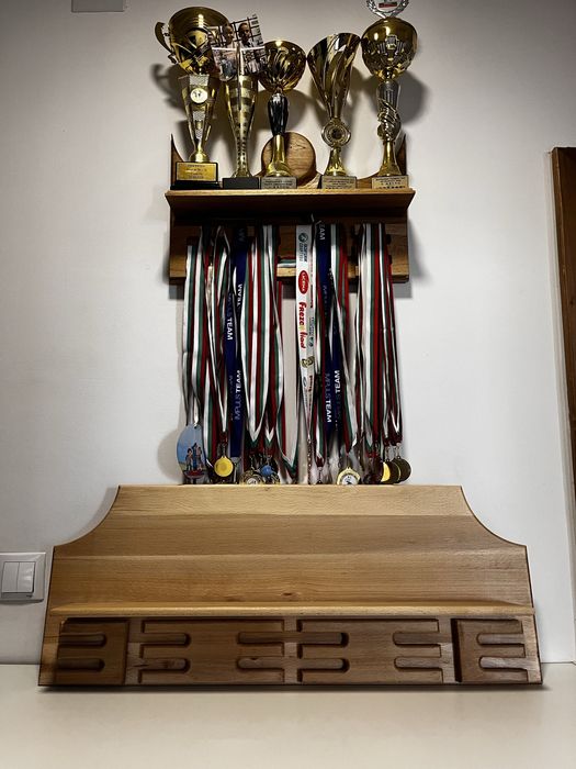 Поставки за купи и медали от масив