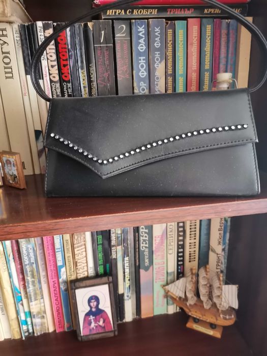 Дълга черна рокля за повод или абитуренска вечер