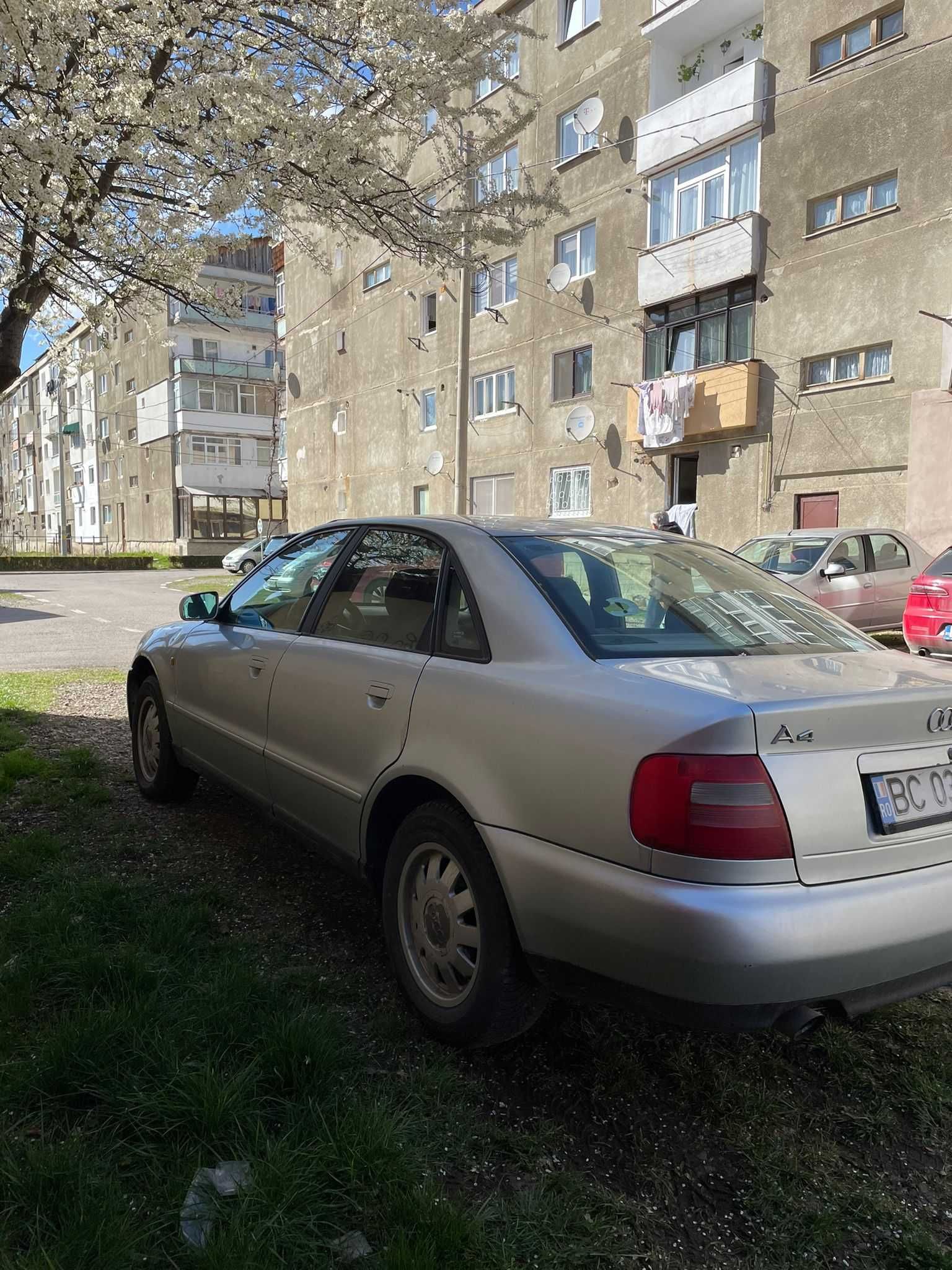 Audi A4 , Limuzine, 1.6, benzina, 290 000 km