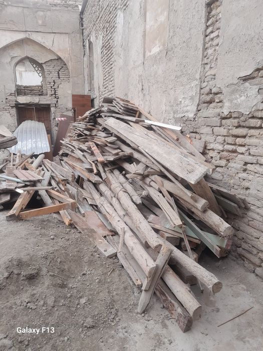 Чорни паталок болорлар 4метрлик пол тахталари сотилади.