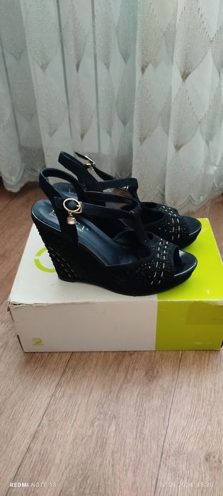 Продам босоножки на платформе за всё 700 ТГ.