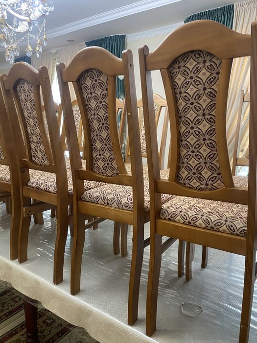 Кілем, стол, стулья