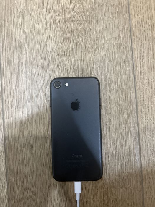 Айфон 7 идеальном состоянние не быо в ремонте без царапин трещин