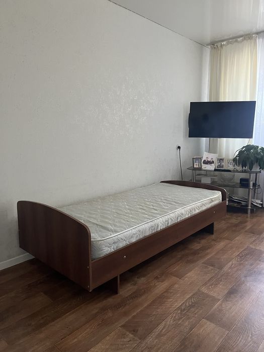 Продам кровать с матрасом