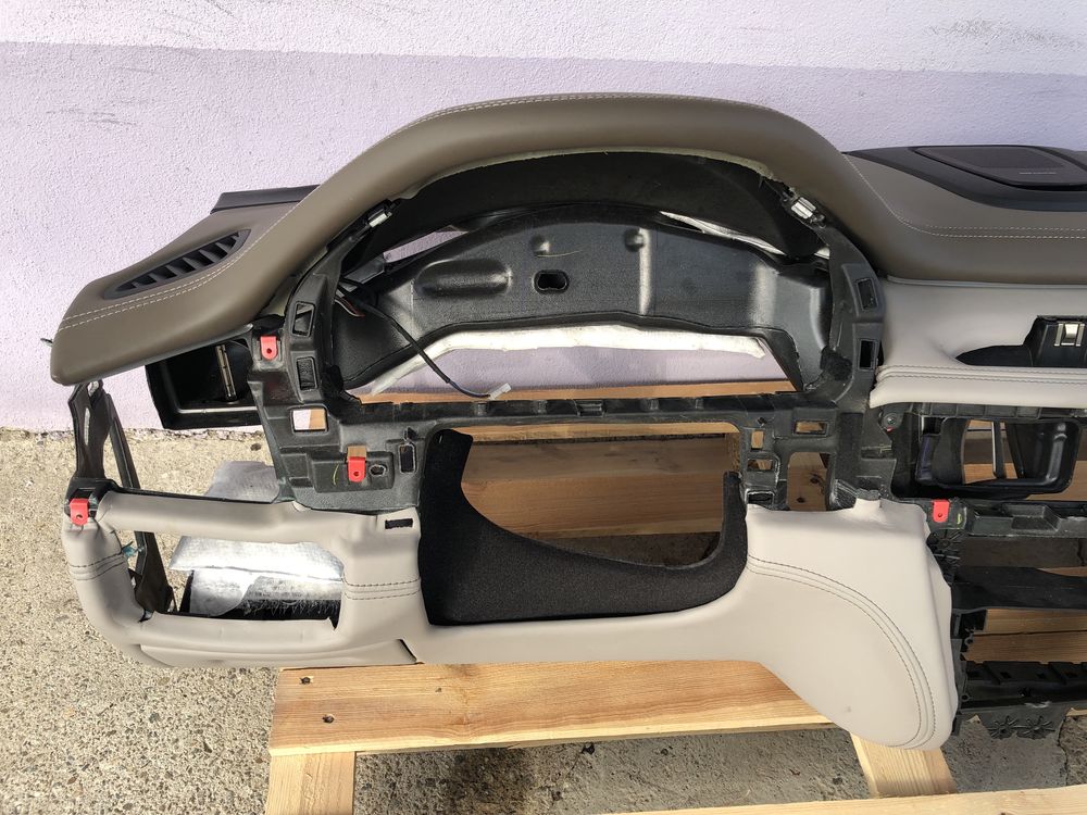 Plansa bord BMW X5 F15 cu gaura pentru HUD