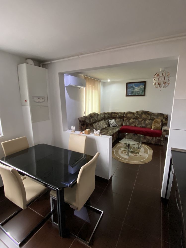 Apartament 3 camere zona piata Cetate