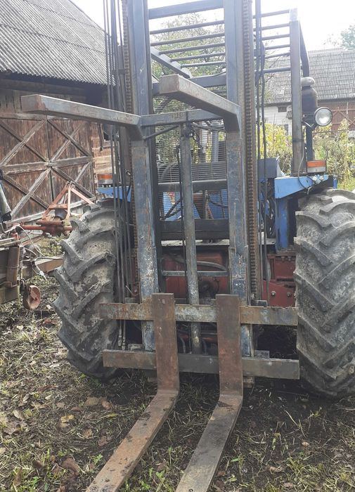 Stivuitor mulet în  tiranți la tractor