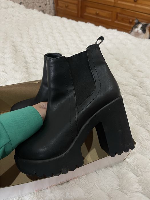 Черни боти на ток