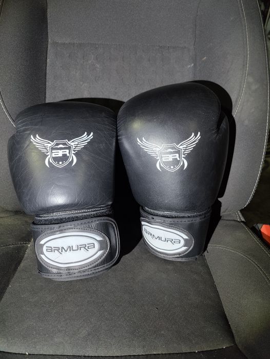 Mănuși de box 14 oz și 10 oz.  Picioroange pt săruturi sau alergat