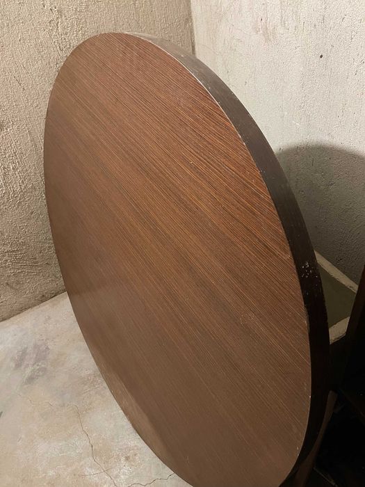 Масивна кръгла маса за беседка, помещение