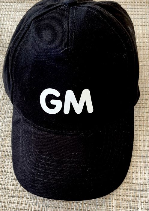 Модерна черна шапка бейзболка