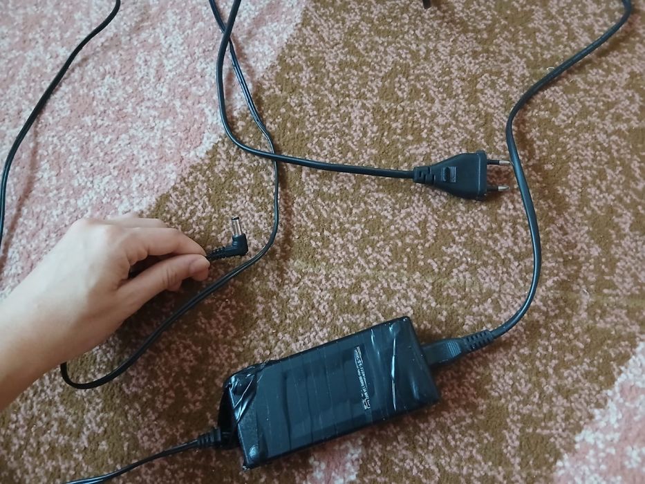 Orgă electrică cu suport, scaun, pedală și alimentator