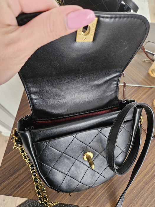 Сумочка под Chanel.