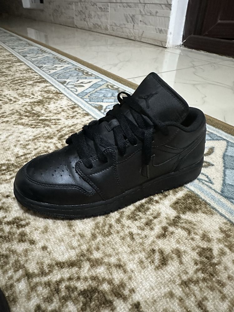 Jordan 1 Mid omarimea 40
