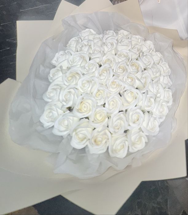 цветы 51 розаа белые с корзинкой