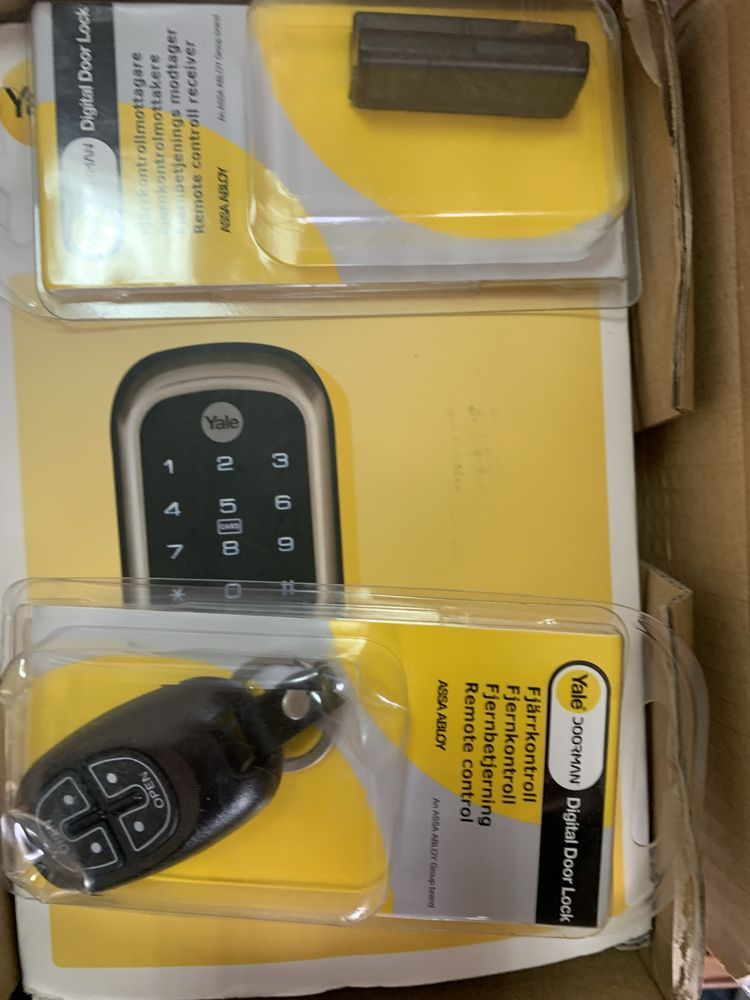 Yale smart lock cu cod card tag