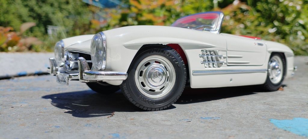 Mercedes Benz 300SL 1:18 1/18 Burago метална количка