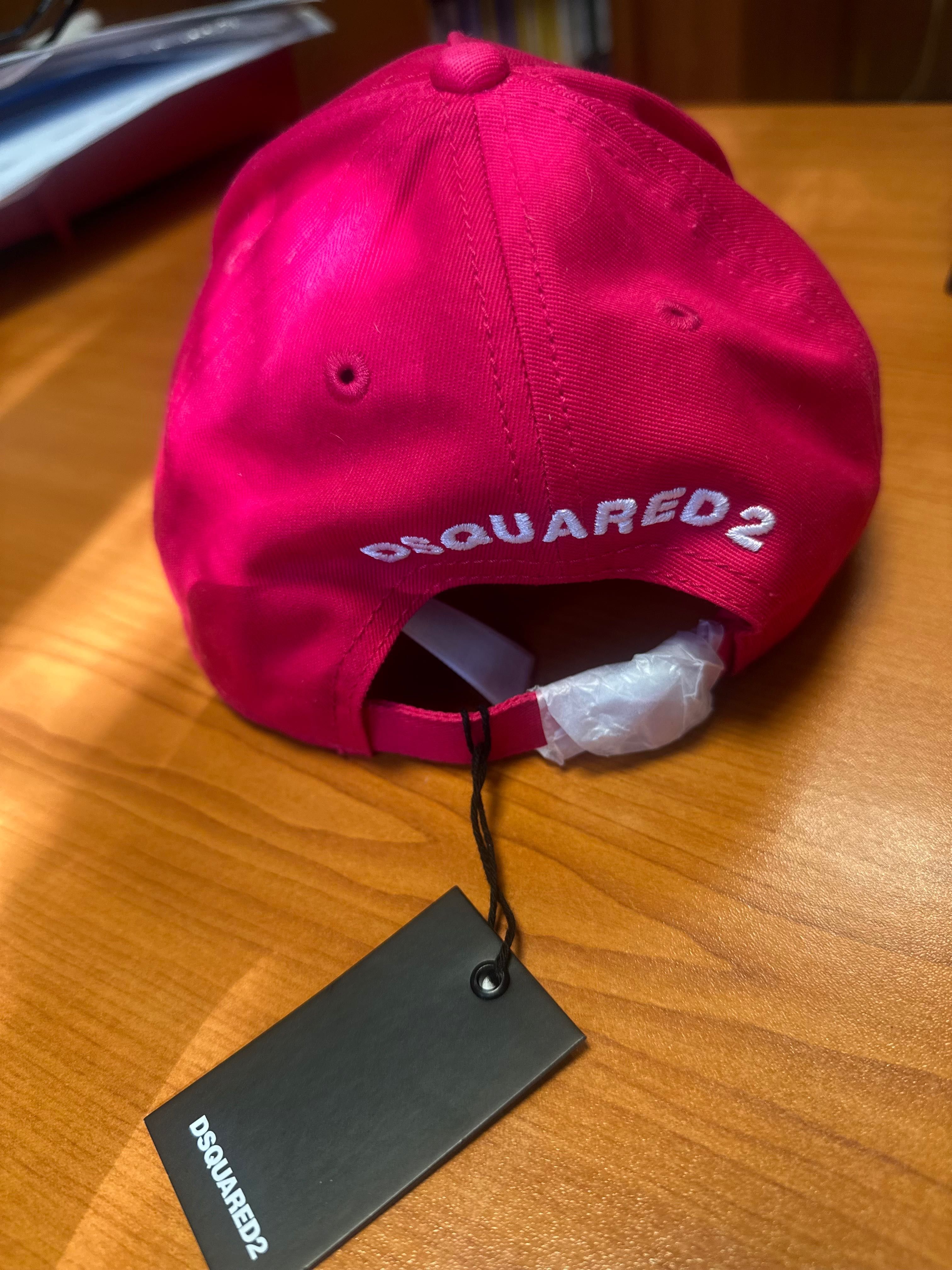 Шапка с козирка Dsquared
