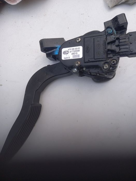 Педал на газта за фият Крома 2.2 бензин 147к.с