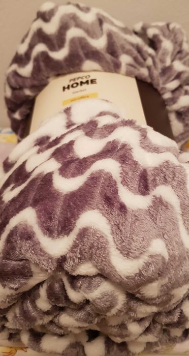 Pătură din material microfibră, cu dimensiunile de: 200 cm x 180 cm