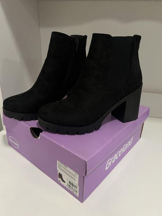 Чисто нови велурени боти на ток