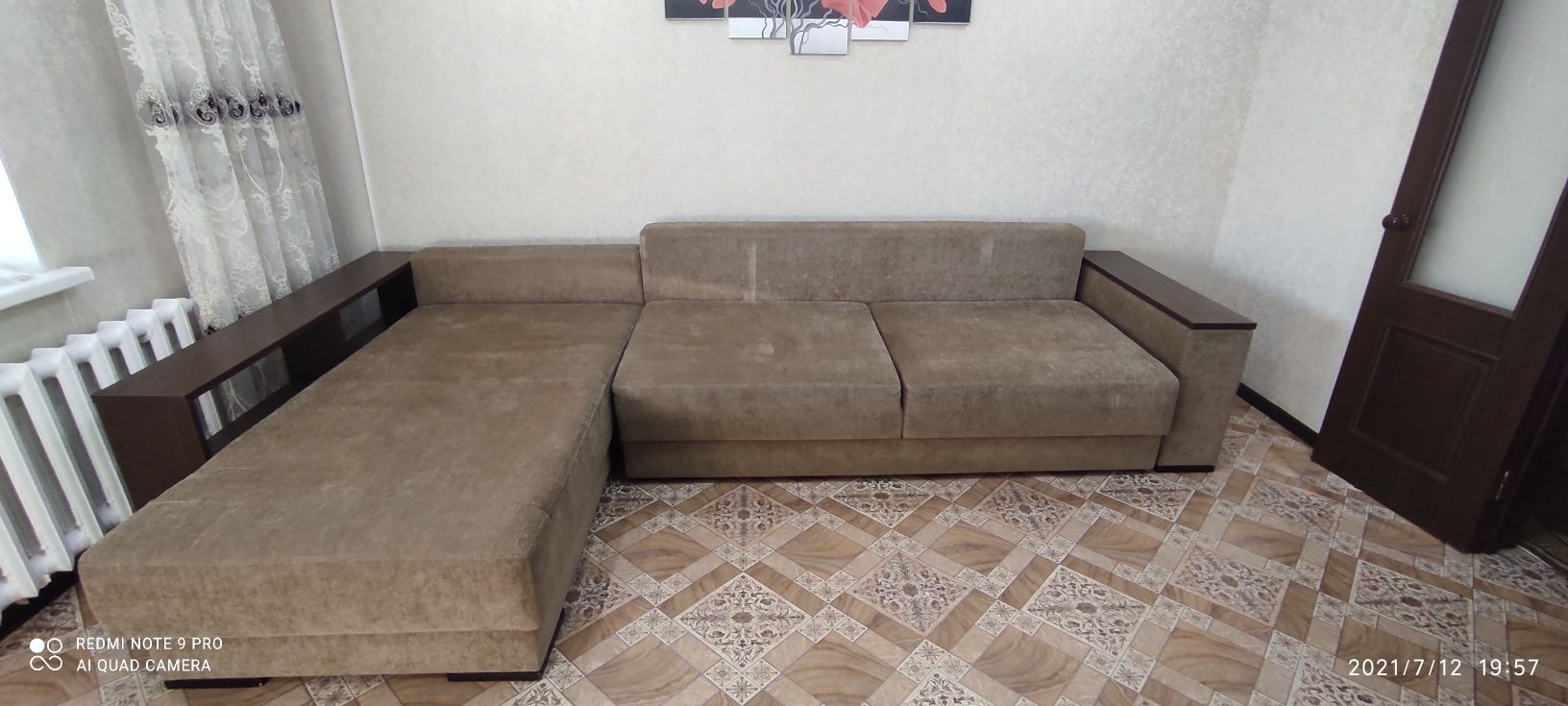 Продам угловой диван в отличном состоянии.