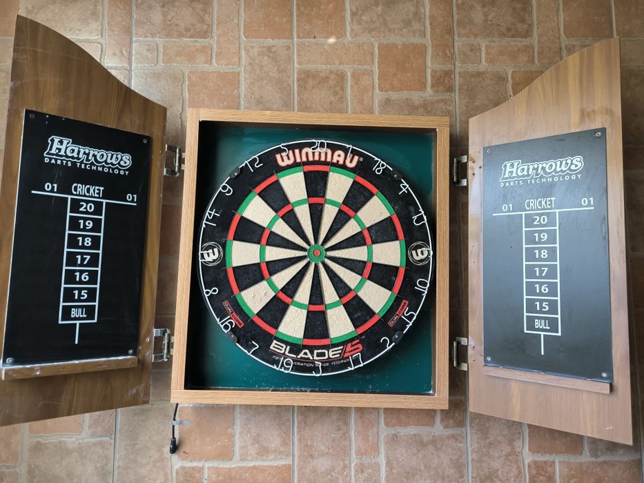 Cabinet + Board Darts Winmau Blade 5.